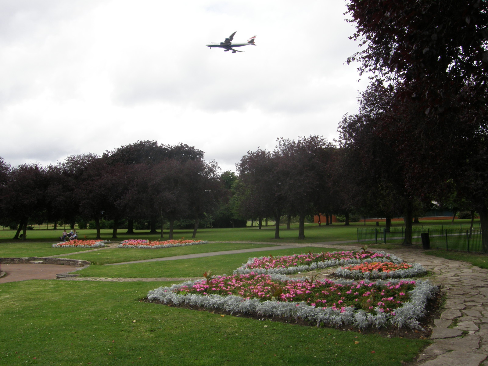 Low-flying planes over Lampton Park