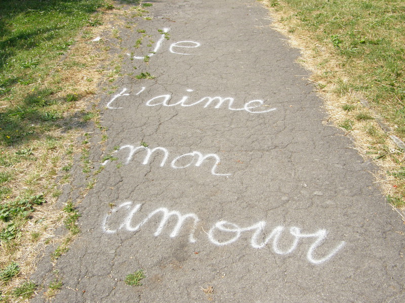 Graffiti saying 'Je t'aime mon amour Louise'