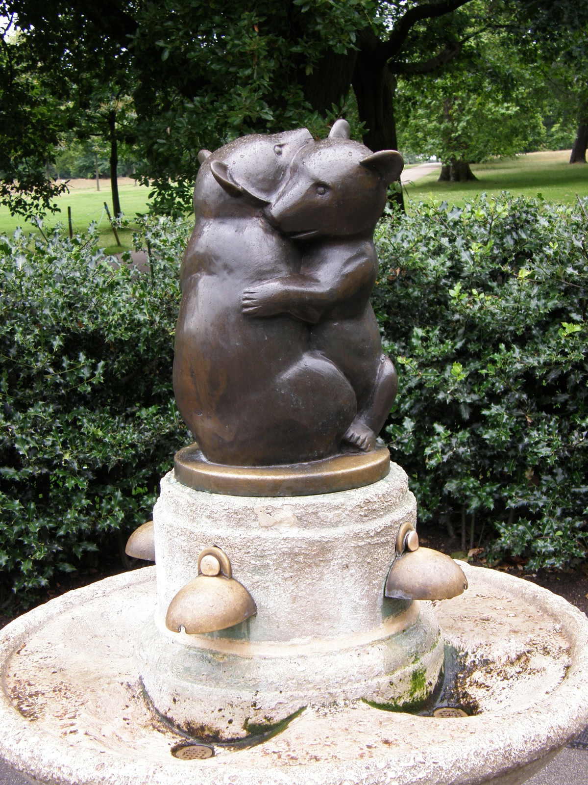 The cuddling bears near the Italian Gardens