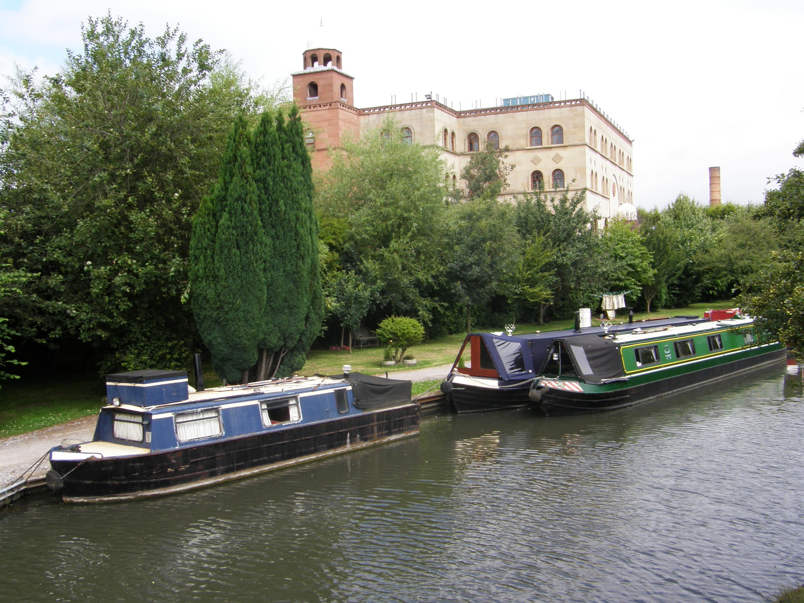 Al Masjid ul Husseini and the Grand Union Canal