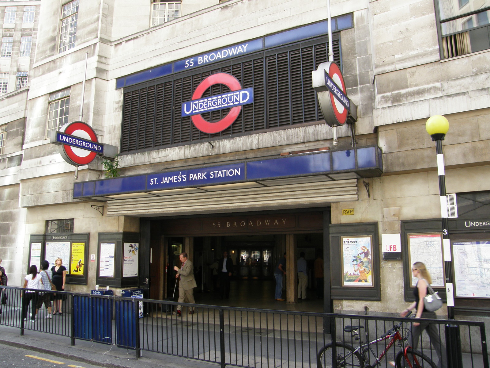 St James's Park station